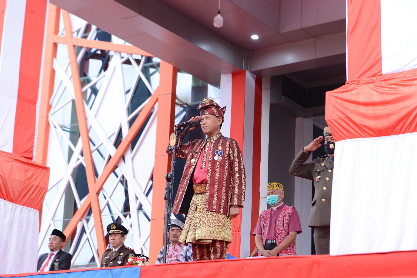 Wakil Bupati Ketapang H. Farhan menjadi inspektur upacara peringatan HUT ke-77 Kemerdekaan RI di Halaman Kantor Bupati Ketapang