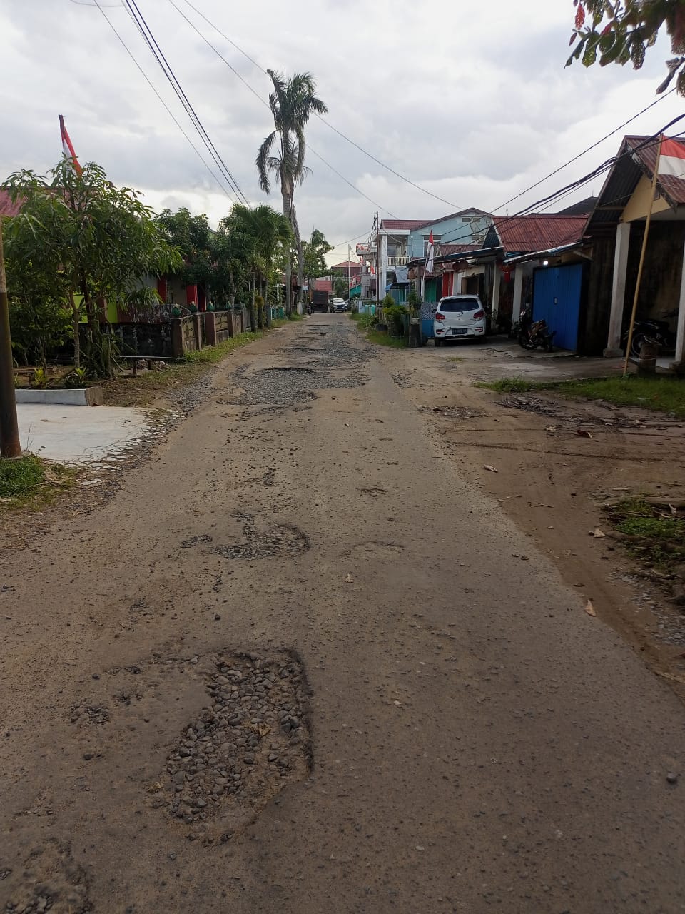 Kondisi jalan di Komplek BTN Pal 2 Asri yang rusak
