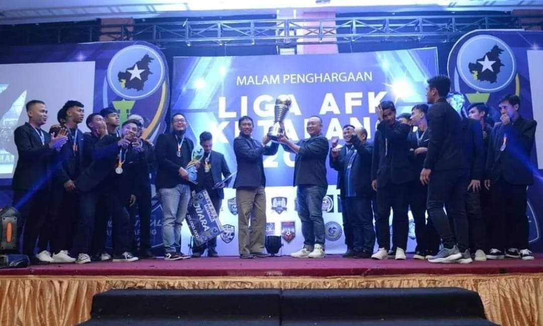 Farhan dan Alex tampak kompak mengangkat trophy juara 1 Liga Futsal Ketapang, pada Kamis (01/09/2022) malam