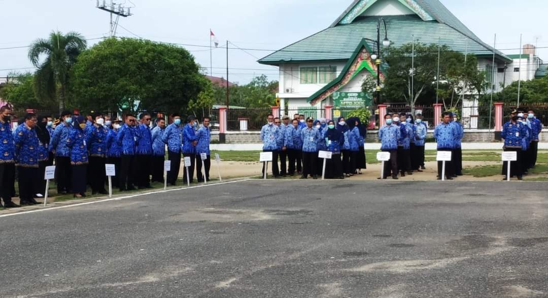 Alexander Wilyo selaku Sekda Ketapang memimpin Apel Gabungan dalam rangka Penyerahan Hak Kekayaan Intelektual Motif Batik Akar Tali Nyawe, Kamis (22/09/2022). Apel diikuti pejabat struktural di lingkungan Pemerintah Kabupaten Ketapang.