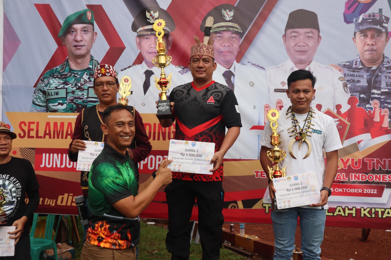 Kejuaraan Sumpit Dandim Cup Tahun 2022 Dalam Rangka HUT Ke-77 Tentara Nasional Indonesia resmi dimulai. Kejuaraan bergengsi di Ketapang itu dibuka secara resmi oleh Wakil Bupati Ketapang H. Farhan, S.E., M.Si.,, di halaman Makodim 1203 Ketapang, Sabtu (24/9/2022).