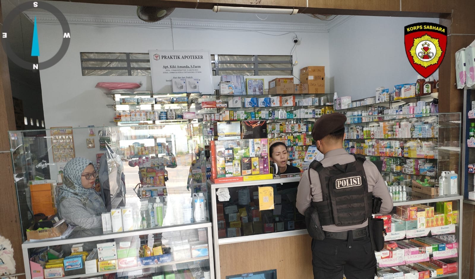 Personil Polres Ketapang datangi sejumlah apotek dan toko-toko obat di Kecamatan Delta Pawan guna memberikan edukasi kepada masyarakat, guna cegah peredaran obat sirup yang mengandung etilen glikol. Sabtu, (21/10/2022)