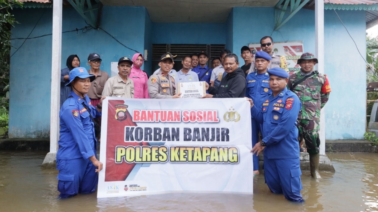 Kapolres Ketapang AKBP Yani Permana melalui Kapolsek Muara Pawan IPDA Arifianto Hamzah menyalurkan bantuan sembako kepada warga desa tersebut, Selasa (11/10/2022), Pukul 16.00 wib