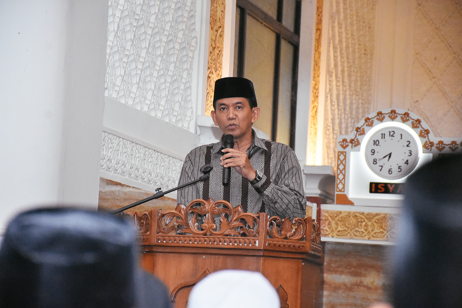 KabarKetapang - Wakil Bupati Ketapang melalui Asisten Sekda bidang Pemerintahan dan Kesra Edi Radiansyah hadiri Kegiatan Peringatan Maulid Nabi Muhammad SAW 1444H yang diselenggarakan Pengurus Masjid Agung Al-Ikhlas, pada Minggu (17/10/2022) Malam.