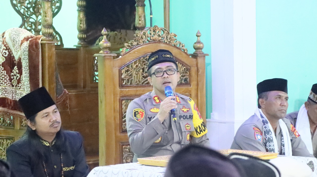 Polre Ketapang hadiri Maulid Nabi Muhammad SAW Pondok Pesantren Darul Fadilah Benua Kayong sebagai tanda Polri dekat dengan santri.