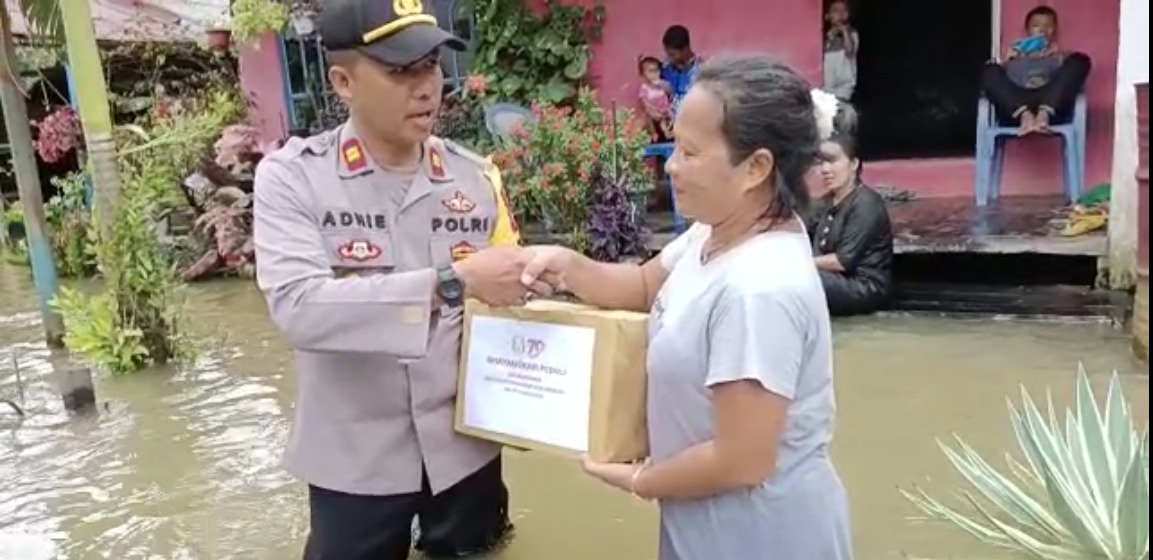 MANIS MATA, KabarKetapang - Kapolsek Manis Mata Polres Ketapang, IPTU Adi Sudirman bersama anggota Polsek dan pengurus Bhayangkari Ranting kembali mendatangi lokasi banjir di wilayah Kecamatan Manis Mata. 