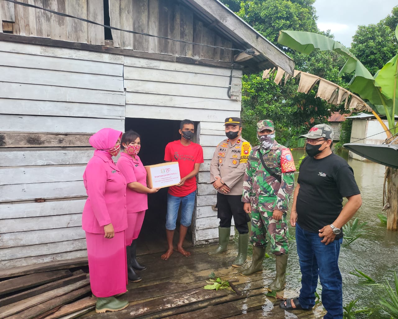MHS, KabarKetapang - Polsek Matan Hilir Selatan siapkan 70 paket sembako berupa beras, gula, indomie, susu, minyak goreng, dan tepung, dimana paket sembako ini akan dibagikan langsung kepada warga desa yang terdampak banjir.