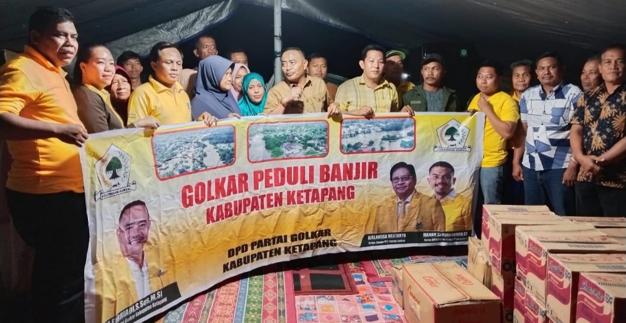 KabarKetapang - Dewan Pimpinan Daerah (DPD) Partai Golongan Karya (Golkar) Ketapang menyerahkan bantuan untuk para korban banjir di sejumlah Kecamatan. Penyerahan bantuan dipimpin langsung Ketua DPD Golkar Ketapang, M Febriadi, S.Sos., M.Si