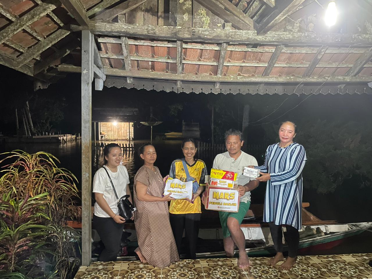 KabarKetapang - MARS (Maria Raissa Sofia Rantan) memberikan bantuan kepada korban banjir dibeberapa Desa Kecamatan Muara Pawan.