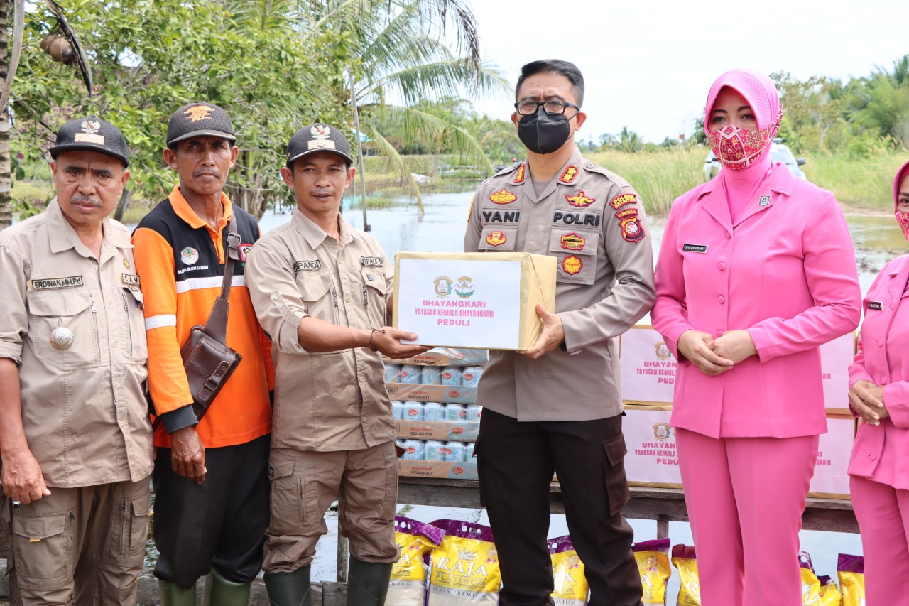 KabarKetapang - Kapolres AKBP Yani Permana memberikan bantuan bantuan langsung musibah banjir di Desa Sukamaju Kecamatan Muara Pawan.