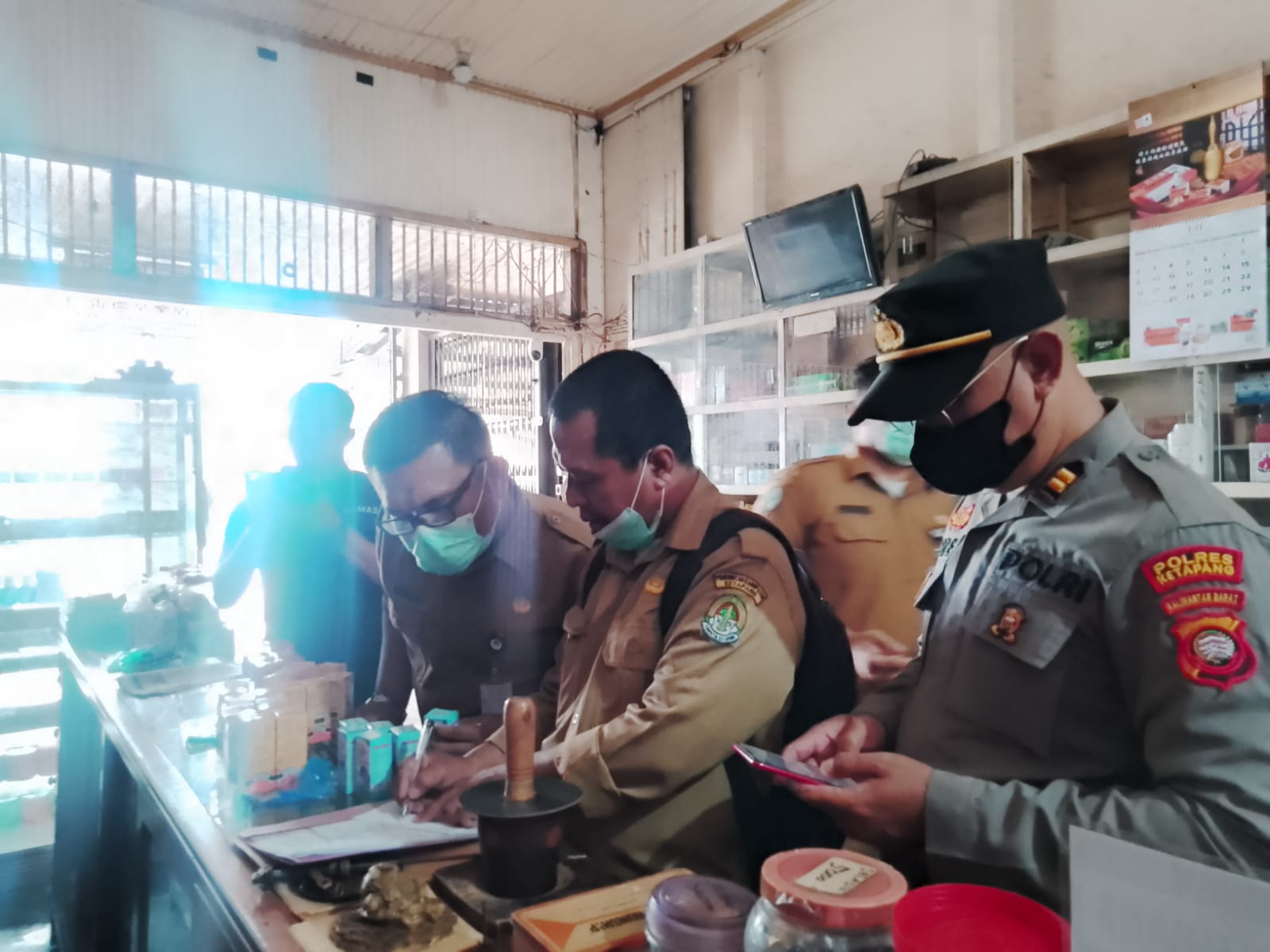 KabarKetapang - Polres Ketapang bersama Dinas Kesehatan Kabupaten Ketapang melakukan pengecekan obat-obatan berupa sirup di sejumlah apotek dan toko obat di Kota Ketapang, Senin 24 Oktober 2022.
