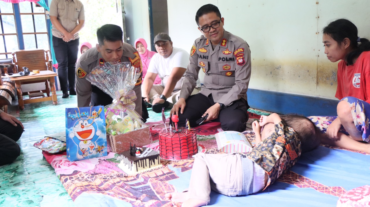 KabarKetapang - Kapolres Ketapang, AKBP Yani Permana mengunjungi Pirman Apadil, Balita berumur 3 tahun yang menderita penyakit hidrosefalus, di Dusun Darussalam Desa Sungai Awan Kanan Kecamatan Muara Pawan Kabupaten Ketapang Kalimantan Barat, Rabu (26/10/2022).