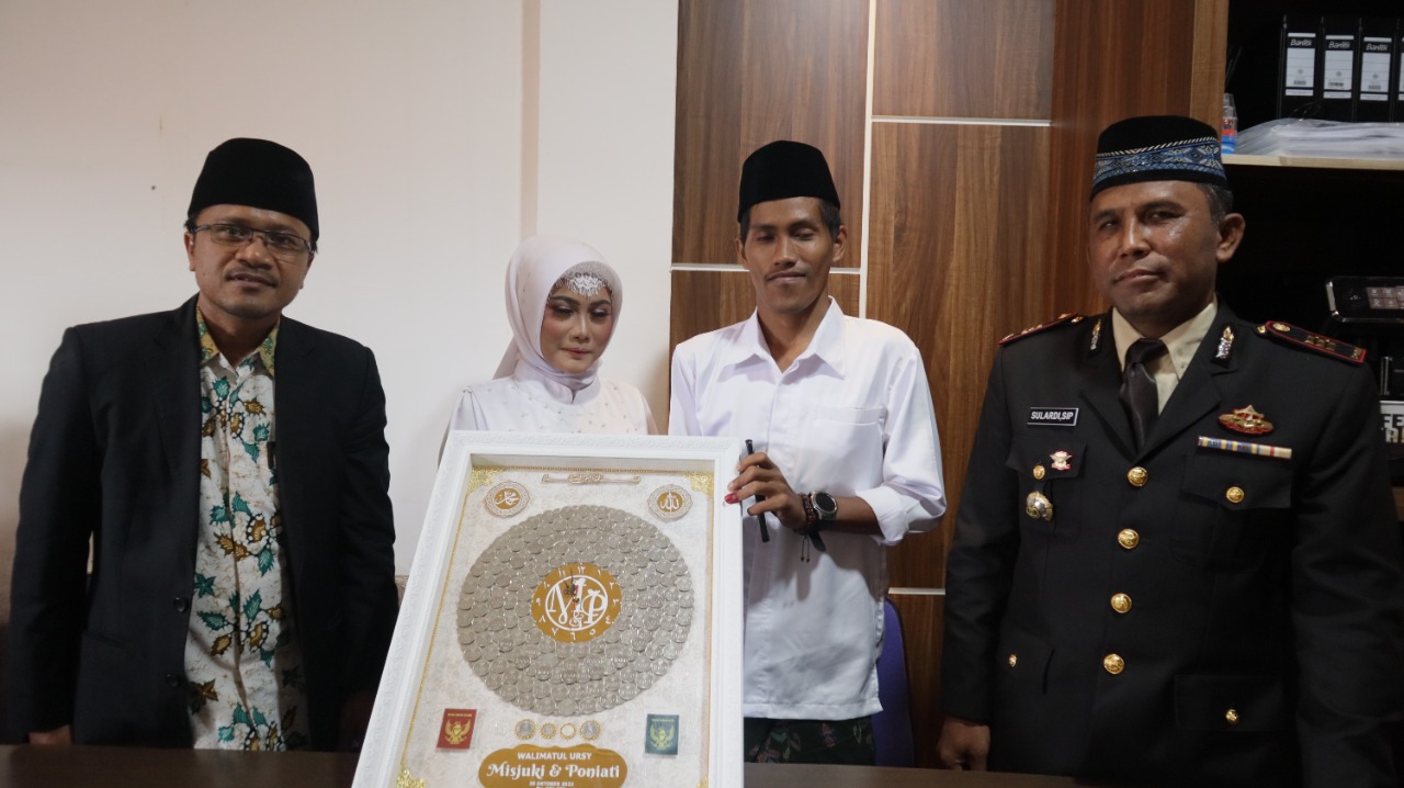 KabarKetapang - Seorang tahanan Polres Ketapang SE (56) tersenyum bahagia setelah dapat menjadi wali pernikahan anaknya meskipun sedang menjalani masa tahanan di Polres Ketapang, Jumat (28/10/2022) Pukul 10.30 wib.