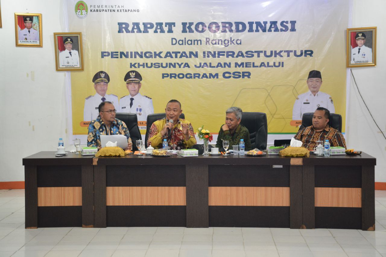 Sekda Ketapang Alexander Wilyo, S.STP.,M.Si memimpin Rapat Peningkatan Infrastruktur Khususnya Jalan Melalui Program CSR, Kamis (06/10/2022) bertempat di Pendopo Bupati Ketapang.