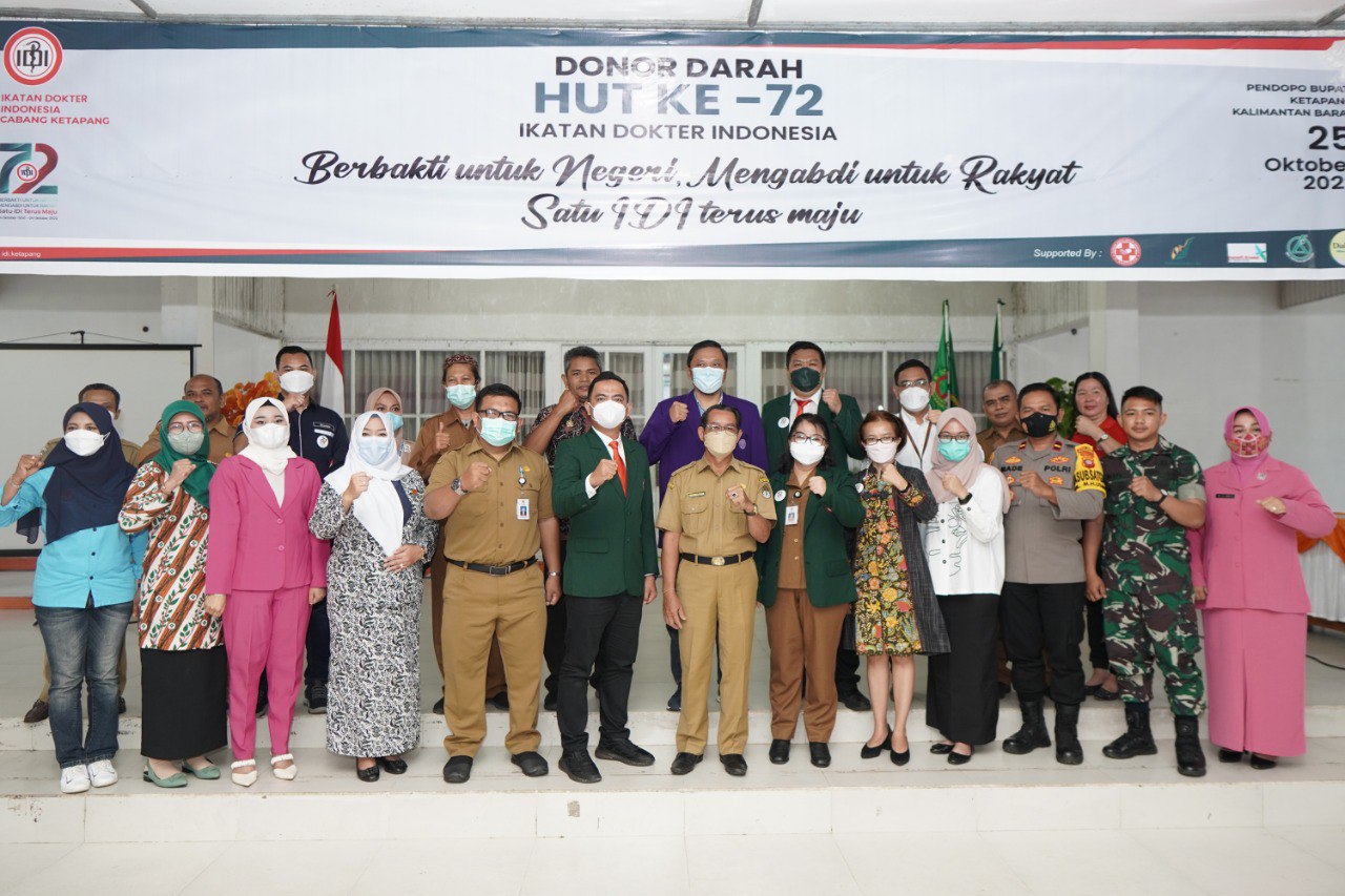 KabarKetapang - Ikatan Dokter Indonesia (IDI) Cabang Kabupaten Ketapang melaksanakan Kegiatan Donor Darah Serentak kegiatan tersebut digelar dalam rangka HUT Ikatan Dokter Indonesia (IDI) Ke-72 Serentak Seluruh Indonesia.