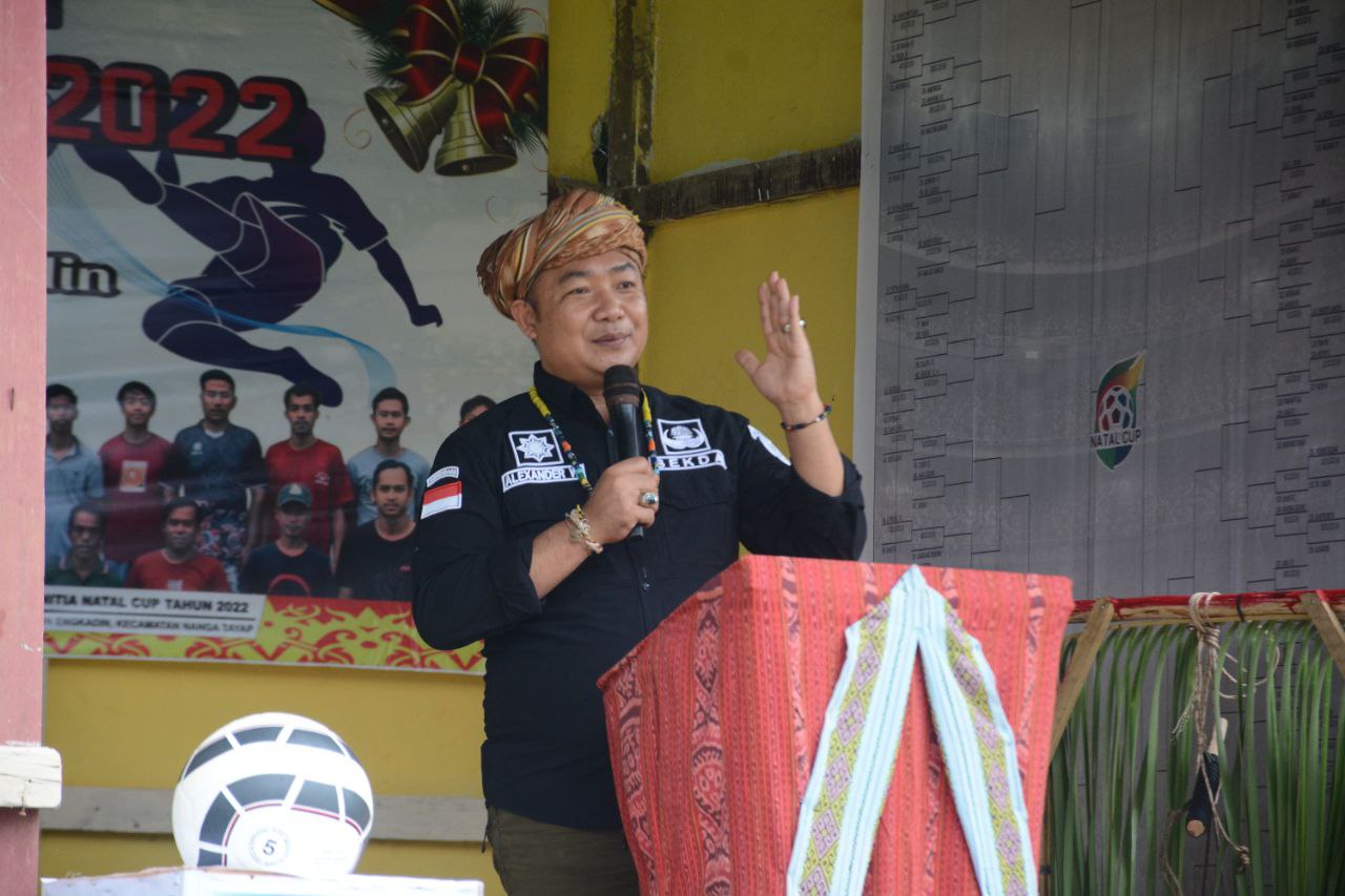 KabarKetapang - Sekda Ketapang Alexander Wilyo membuka Turnamen Natal Cup 2022 di Desa Sepakat Jaya Dusun Engkadin Kecamatan Nanga Tayap, pada Jumat (28/10/2022).