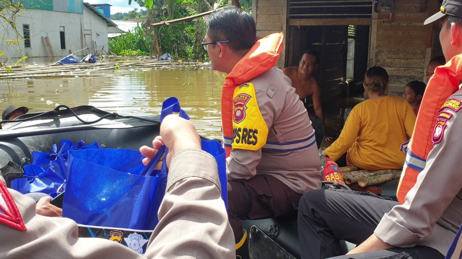 Kapolres Ketapang Berkunjung Ke Kecamatan Tayap, Serahkan bantuan Untuk Warga Terdampak Banjir, Senin (10/10/2022)