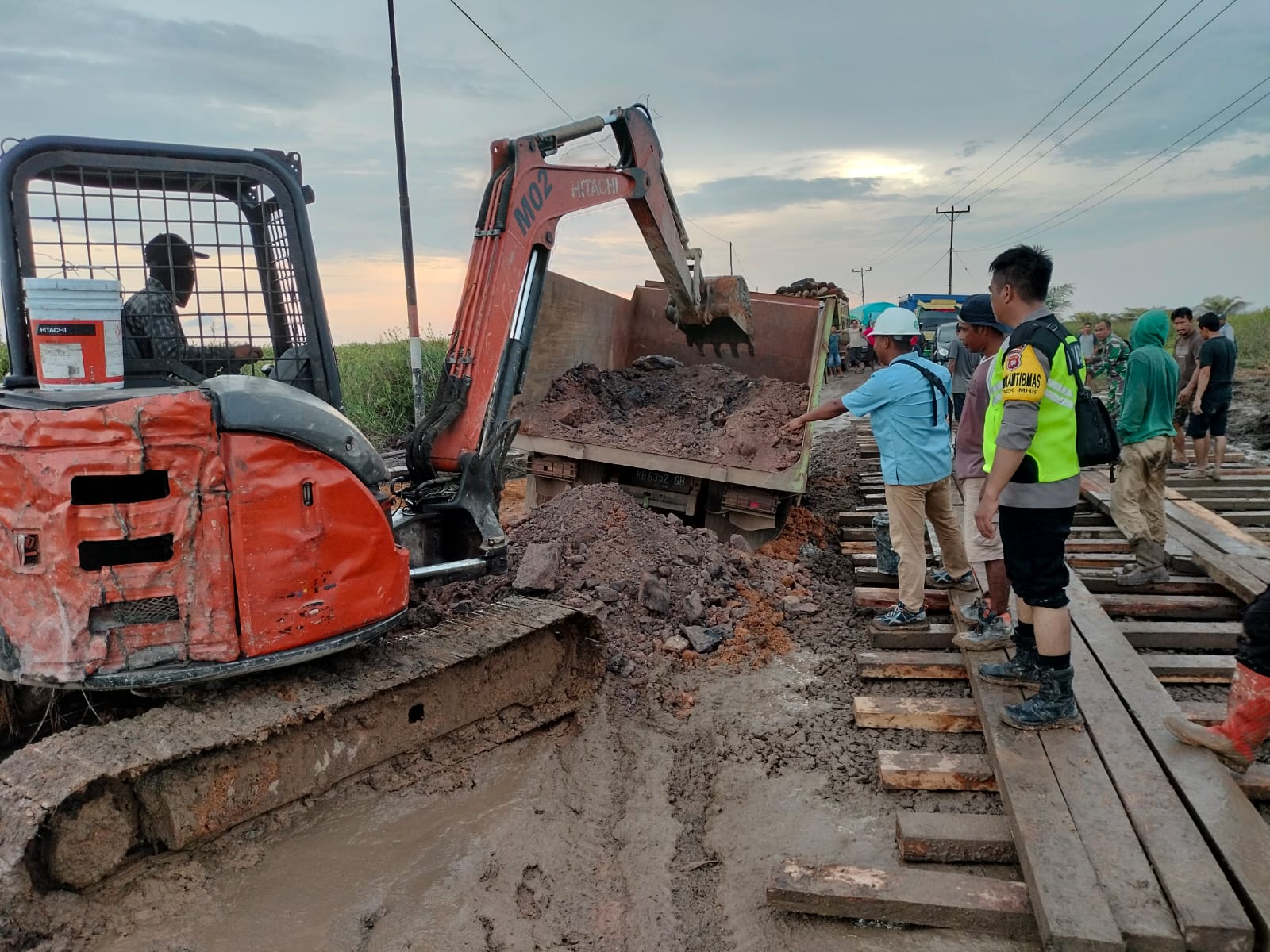 KabarKetapang - Polsek Matan Hilis Selatan (MHS) lakukan pengaturan lalu lintas dijalan pelang tumbang titi yang rusak.