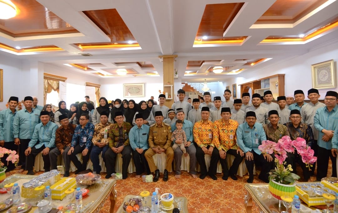 KabarKetapang- Wakil Bupati Ketapang H. Farhan, SE.,M.Si secara resmi melepas kafilah tuan rumah yang bakal bertanding di ajang MTQ ke 30 tingkat Provinsi Kalbar di Kabupaten Ketapang.
