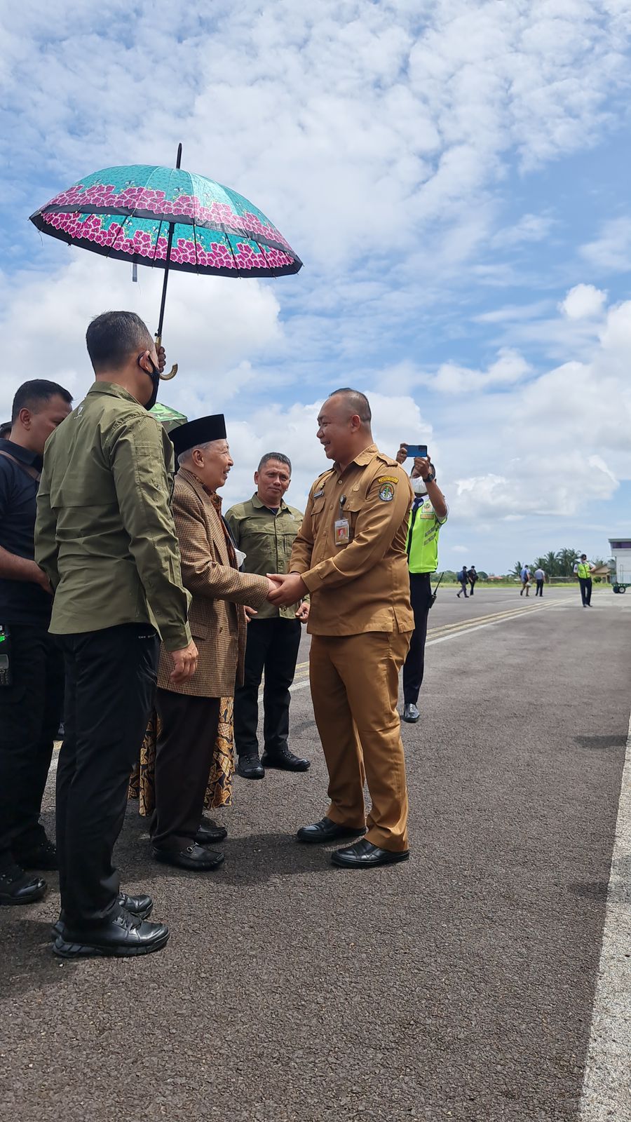 KabarKetapang - Sekda Ketapang Alexander Wilyo, S.STP.,M.Si menyambut kedatangan Wapres ke-RI DR. H. Hamzah Haz Kekabupaten Ketapang.