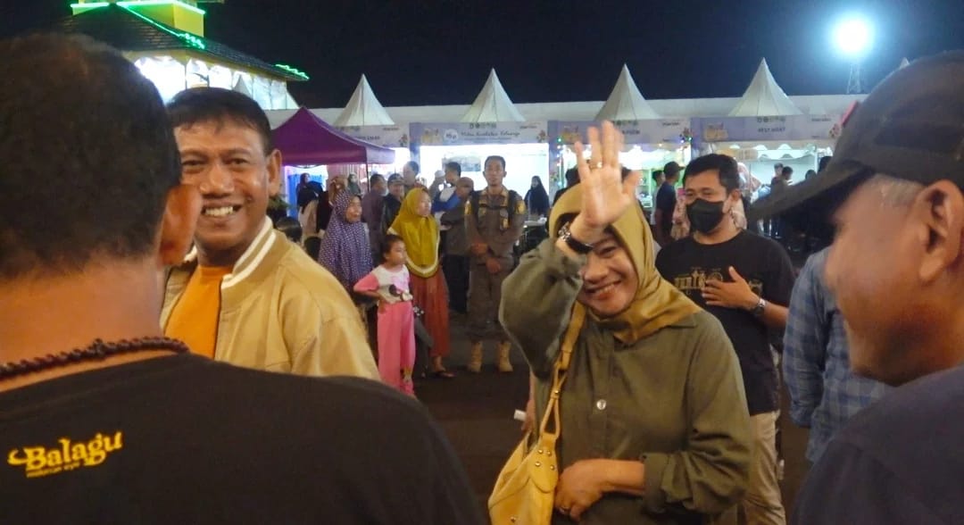 KabarKetapang - Wabup Farhan mengajak istri dan cucunya mengunjungi areal pameran MTQ ke - 30 tingkat Provinsi Kalimantan Barat di stadion sepakbola Tentemak Ketapang, Rabu (9/11/2022) malam.