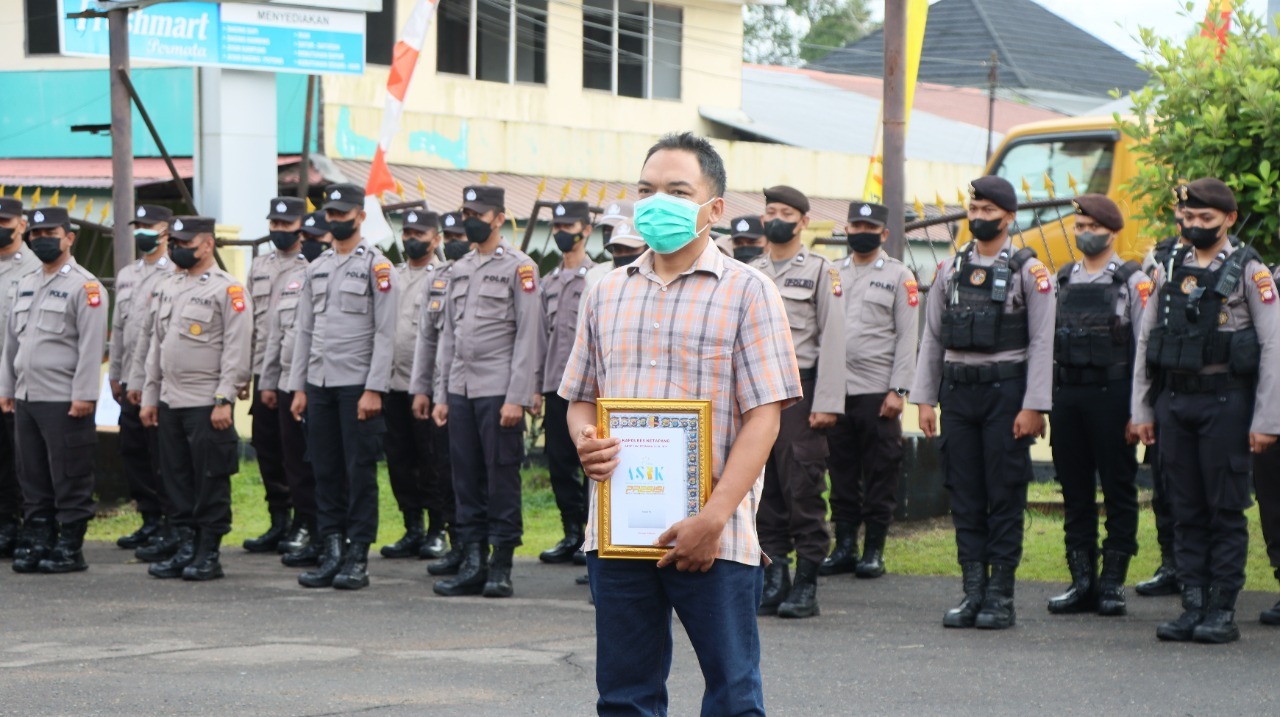KabarKetapang - Gunawan (37) Warga Dusun Bintang Musir Kelurahan Tuan Tuan Kecamatan Benua Kayong Kabupaten Ketapang Kalbar, mendapat penghargaan dari Kapolres Ketapang AKBP Yani Permana.