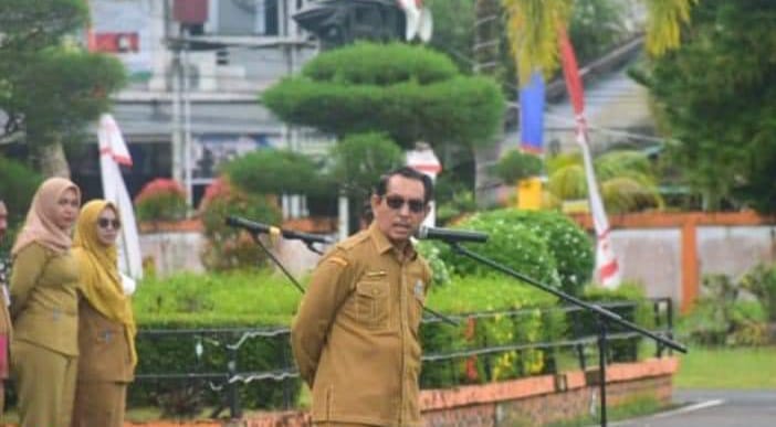 KabarKetapang - Asisten Sekda Bidang Administrasi Umum Drs. Heronimus Tanam., M.E Memimpin Apel di Lingkungan Sekretariat Daerah Kabupaten Ketapang, pada Senin (14/11/2022).