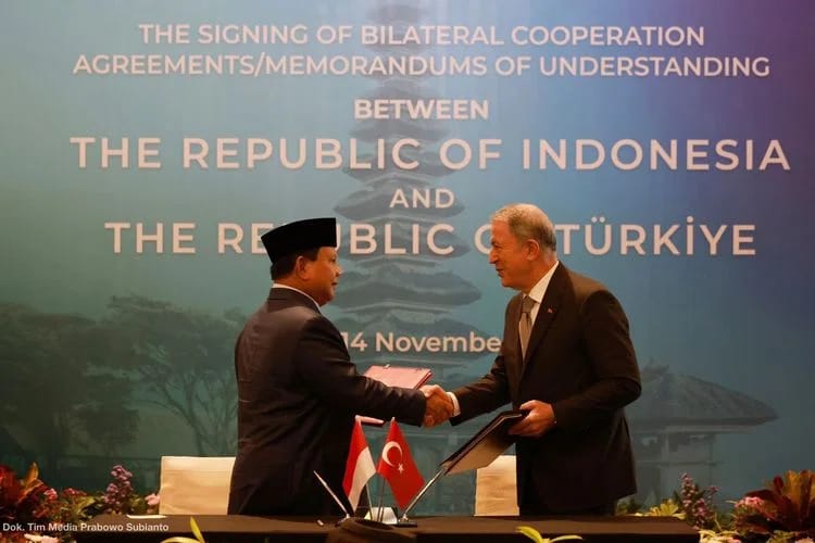 KabarKetapang - Menteri Pertahanan (Menhan) Prabowo Subianto bersama Menhan Turkiye, Hulusi Akar menandatangani Memorandum of Understanding (MoU) bidang pertahanan di Bali, Senin (14/11/2022).