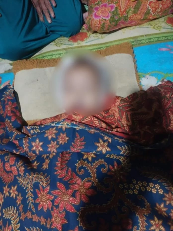 KabarKetapang - Seorang anak berusia 2 setengah tahun tersambar petir saat dipangkuan sang ibu. Sabtu (19 November 2022),