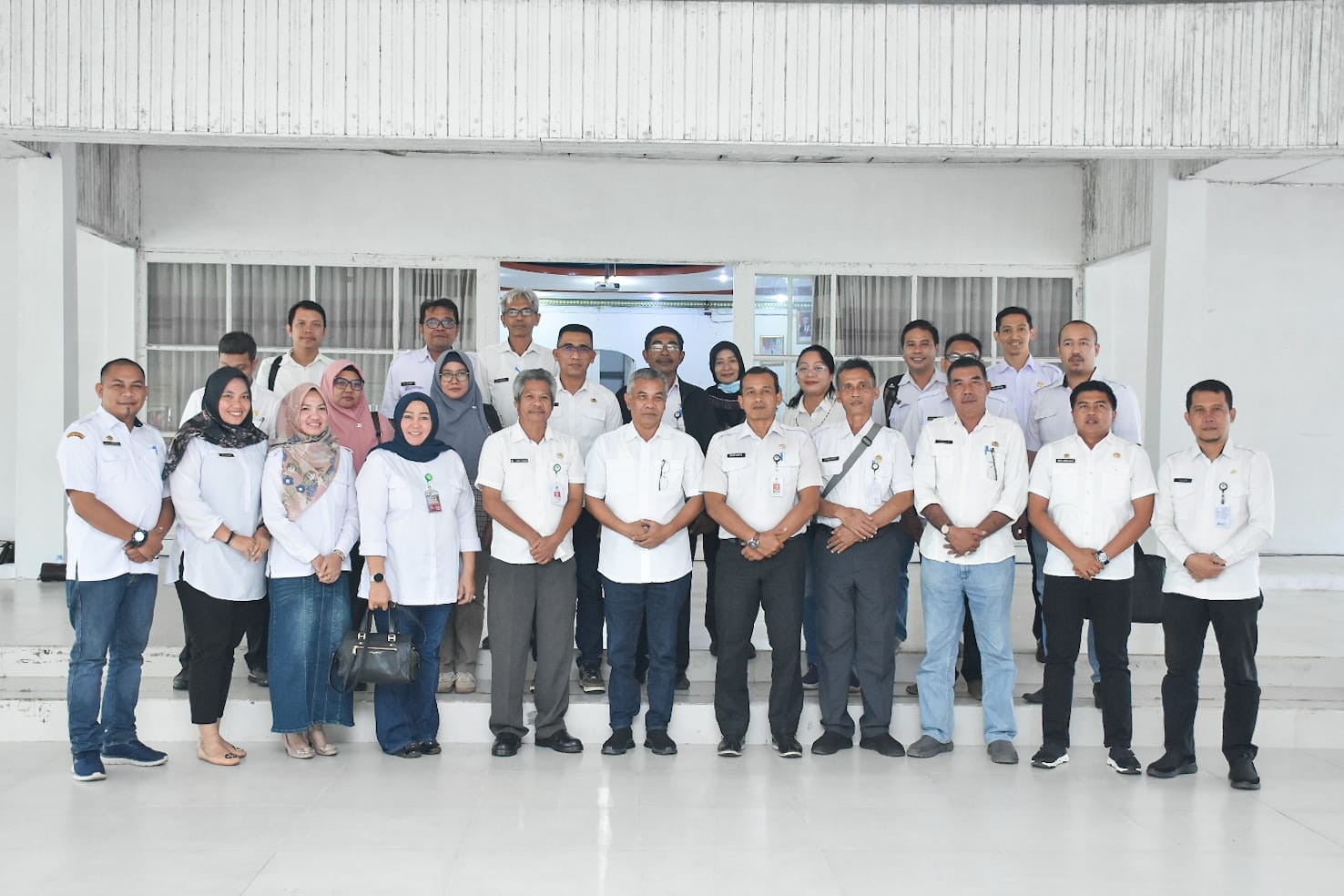 KabarKetapang - Bupati Ketapang Martin Rantan foto bersama Tim Studi Banding Agropolitan Kabupaten Ketapang.