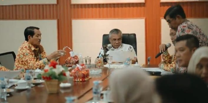 KabarKetapang - Bupati Ketapang Martin Rantan, SH., M.Sos., memimpim rapat detail engenering desain (DED) untuk pembangunan taman diruang kantor Bupati. Kamis (24/11/2024).