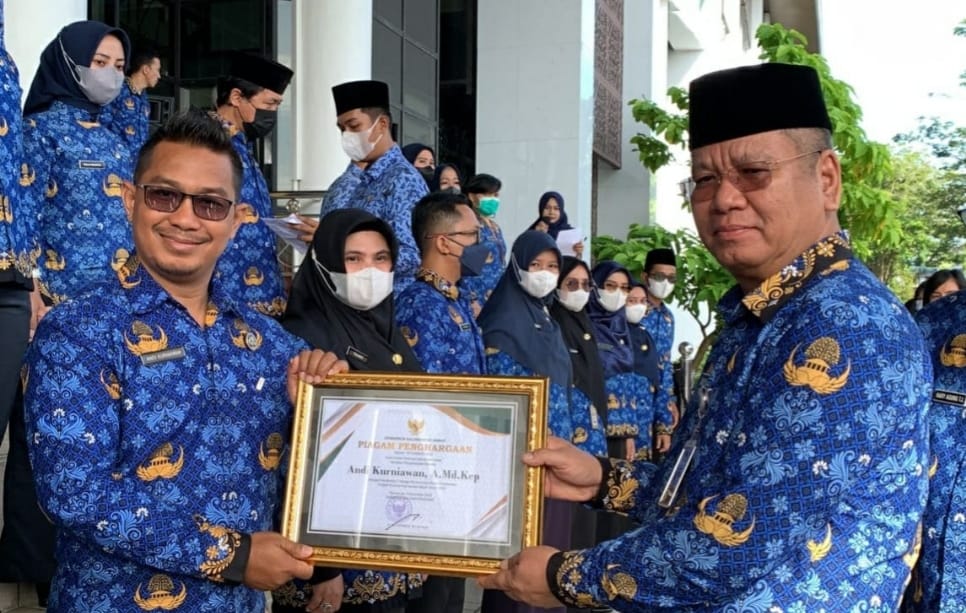 KabarKetapang - Dua orang tenaga kesehatan asal Kabupaten Ketapang menjadi yang terbaik pada ajang tenaga kesehatan teladan tingkat Provinsi Kalbar 2022.