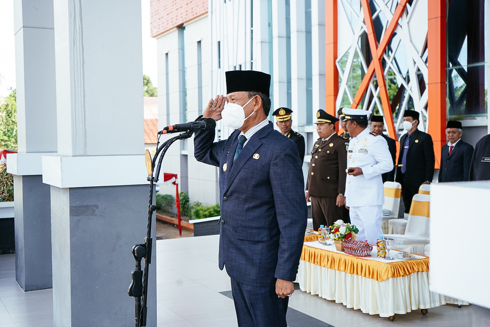 KabarKetapang - Wakil Bupati Ketapang H. Farhan, SE.,M.Si menjadi Inspektur Upacara pada Peringatan Hari Bela Negara ke-74 Tahun 2022 dengan tema "Bangkit Bela Negaraku, Jaya Indonesiaku" (19/12/2022).