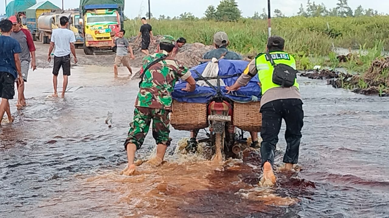 KabarKetapang - Sejumlah ruas jalan poros pelang – Tumbang Titi di wilayah Desa Pelang Kecamatan Matan Hilir Selatan Kabupaten Ketapang terendam genangan air hampir setinggi lutut orang dewasa akibat dari kondisi jalan yang rusak berlubang serta cukup tingginya curah hujan dalam beberapa hari terakhir. 