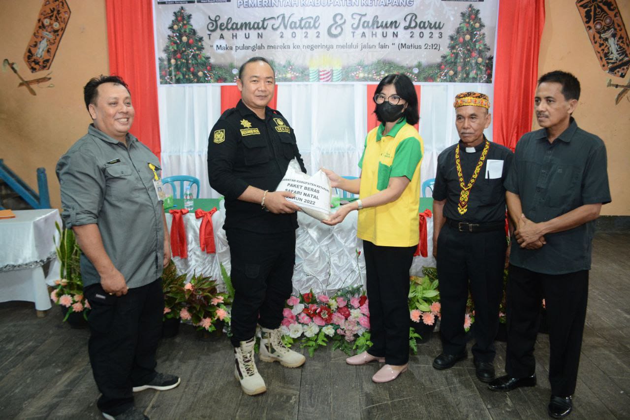 KabarKetapang - Sekda Ketapang Alexander Wilyo S,STP., M.Si saat kegiatan Safari Natal tersebut menyerahkan langsung Paket Natal di Kecamatan Tumbang Titi. (01/12/2022).
