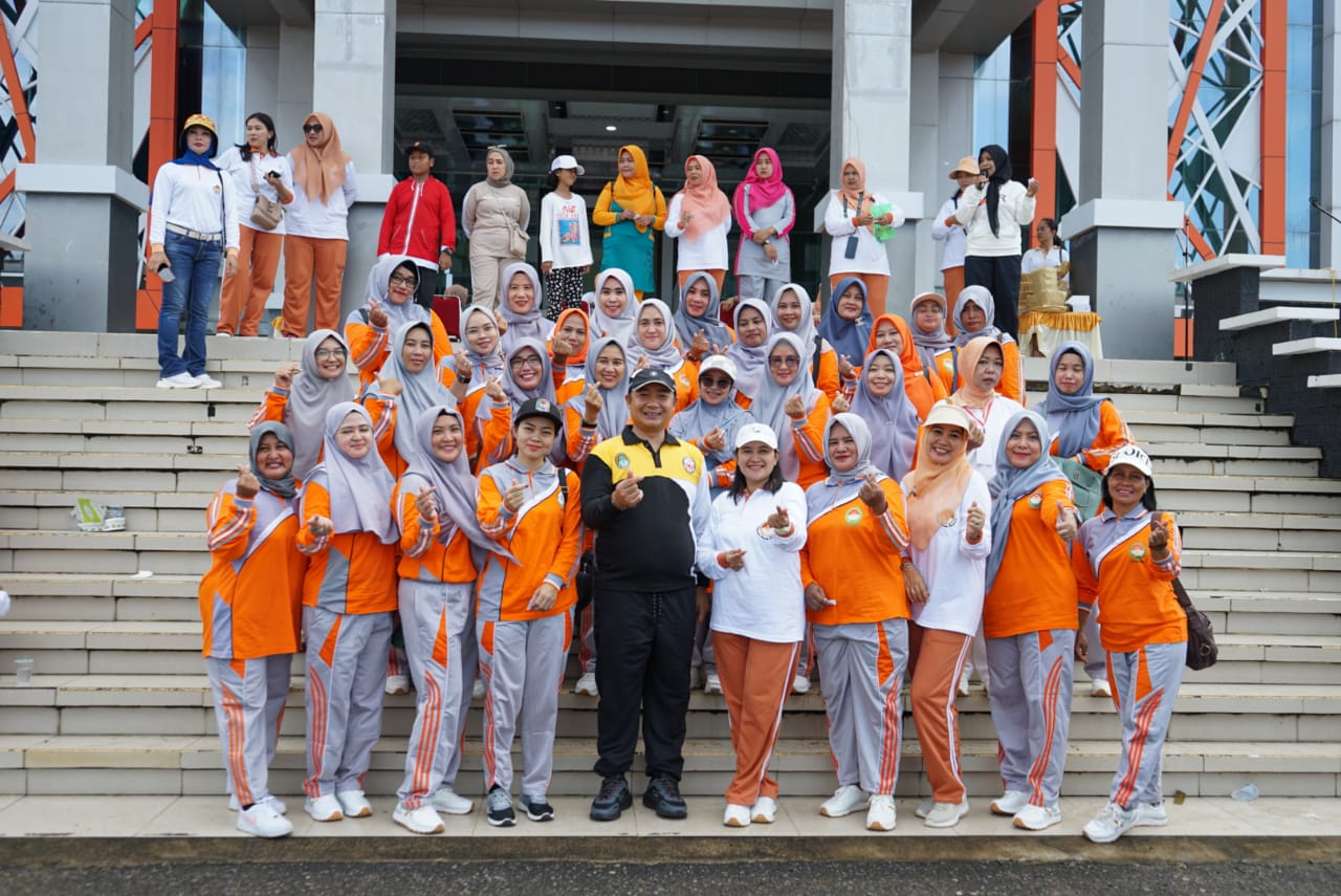 KabarKetapang - Sekda Ketapang berpoto bersama Dharmawanita Persatuan Ketapang