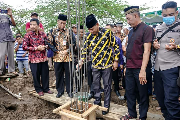 KabarKetapang - Wakil Bupati Ketapang H. Farhan, SE.,M.Si meletakkan tiang cor besi pertama sebagai tanda akan dibangunnya Masjid Al-Muhajirin Dusun Kanalisasi Desa Sungai Pelang Kecamatan Matan Hilir Selatan. Jum'at (09/12/2022).