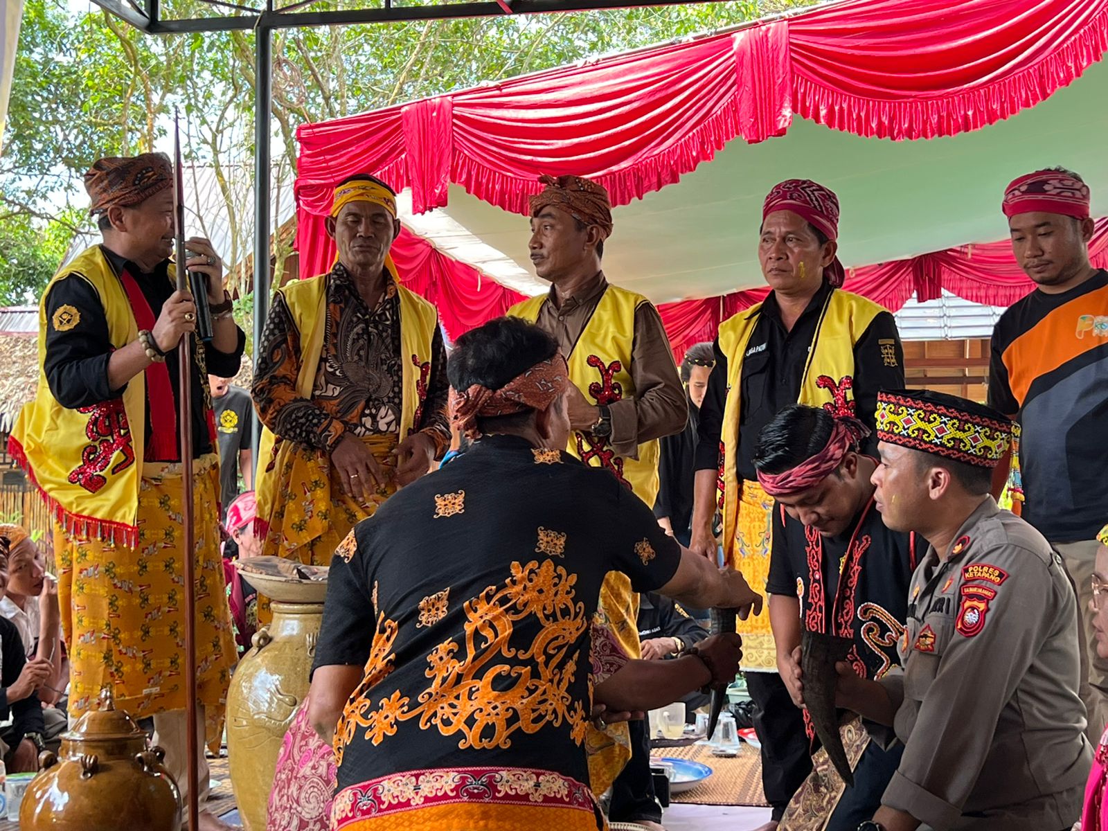 KabarKetapang - Kepatihan Jaga Pati Raden Cendaga Pintu Bumi Jaga Banua, Patih Jaga Pati, Alexander Wilyo, S.STP, M.Si menggelar berbagai Ritual Adat diantaranya Ritual Adat naik dangau/pesanggrahan Kepatihan, ritual adat “panyimak rumah raya, panukang lawang agong”, Mehunjam Tiang Rumah Kepatihan sampai Ritual Adat Mulangan Sombah.