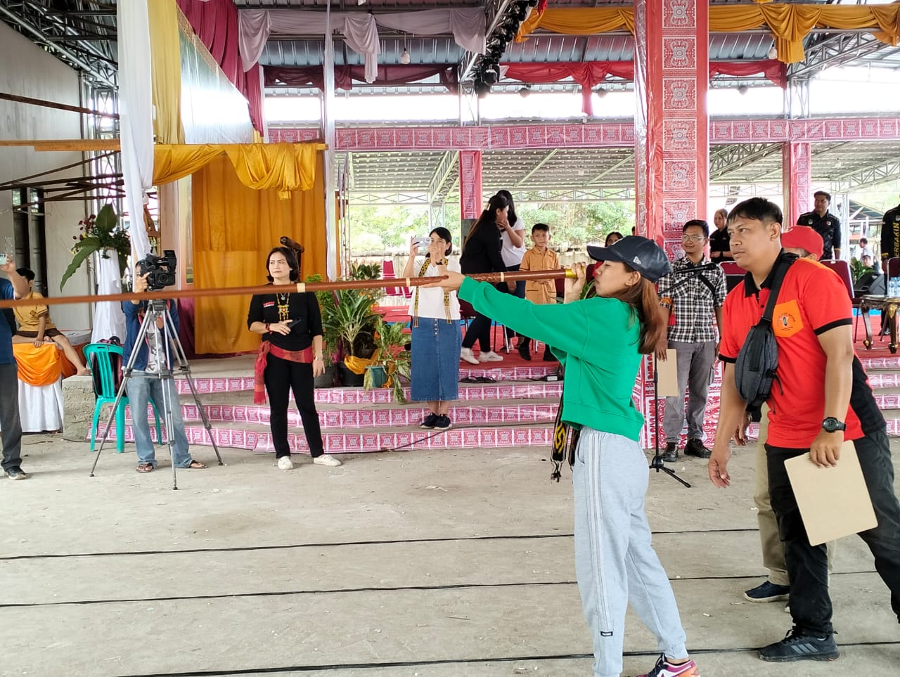 KabarKetapang - KORMI Ketapang Kembali adakan tournamen sumpit dipentas seni budaya dayak yang bekerja sama dengan Dewan Adat Dayak (DAD) Ketapang. Sabtu (10/12/2022).