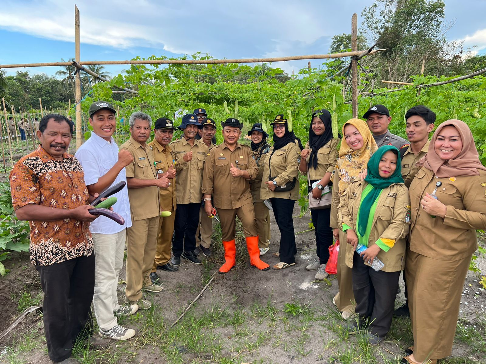 KabarKetapang - Sekretaris Daerah Kabupaten Ketapang, Alexander Wilyo, S.STP, M.Si menghadiri kegiatan Expo Tanaman Hortikultura Desa Sukamaju, Kecamatan Muara Pawan, Selasa (20/12/2022).