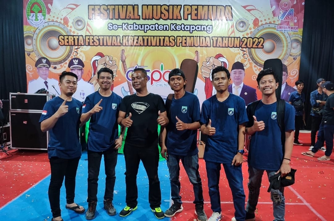 KabarKetapang - Bumitama Band dinobatkan sebagai juara pada ajang festival musik pemuda se Kabupaten Ketapang.
Penampilannya yang cukup baik dan menarik membuat dewan juri menetapkan band asal Kecamatan Kendawangan itu menjadi juara umum.