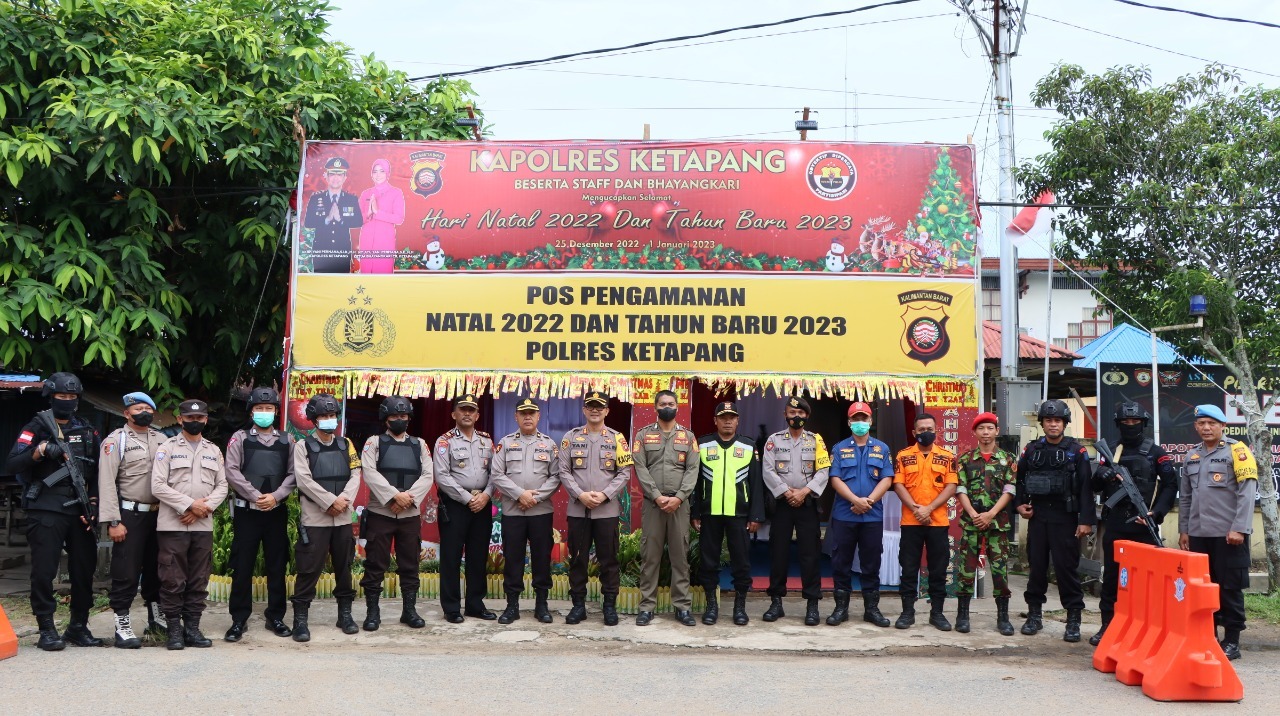KabarKetapang - Kapolres Ketapang AKBP Yani Permana melakukan pengecekan disejumlah Pos Pengamanan (Pospam) Natal 2022 dan Tahun Baru 2023 diwilayah Kabupaten Ketapang, Sabtu 24 Desember 2022, Pukul 08.00 Wib.