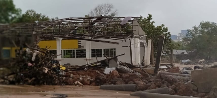 Kabar Ketapang - Diketahui empat unit rumah warga di Dusun Sungai Tengar Desa Mekar Utama Kecamatan Kendawangan Kabupaten Ketapang Kalbar ambruk setelah dihantam gelombang dan angin kencang, Jumat (23/12/2022).