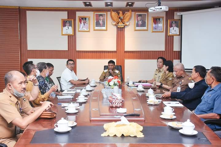 KabarKetapang - Wakil Bupati Ketapang H. Farhan, SE.,M.Si, pimpin rapat terkait usulan gelar Pahlawan Daerah Panglima Tantemak dan Uti Usman bersama Tim Peneliti dan Pengkaji Gelar Daerah (TP2GD) Kabupaten Ketapang, Selasa (10/01/2023).