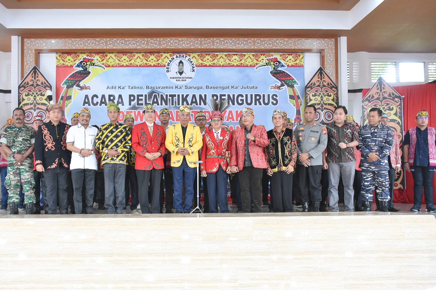 KabarKetapang - Bupati Ketapang Martin Rantan, SH.,M.Sos bersama Wakil Bupati Ketapang H. Farhan, SE.,M.Si yang didampingi Sekda Ketapang Alexander Wilyo, S.STP.,M.Si hadiri Pelantikan Pengurus Dewan Adat Dayak (DAD) Ketapang masa bhakti 2022-2027, Sabtu (14/01/2023).