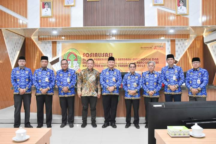 KabarKetapang - Sekretaris Daerah Kabupaten Ketapang Alexander Wilyo, S.STP.,M.Si membuka Sosialisasi Sistem Pemerintahan Berbasis Elektronik (SPBE) dan Dokumen Arsitektur SPBE Kabupaten Ketapang, pada Selasa (17/01/2023).
