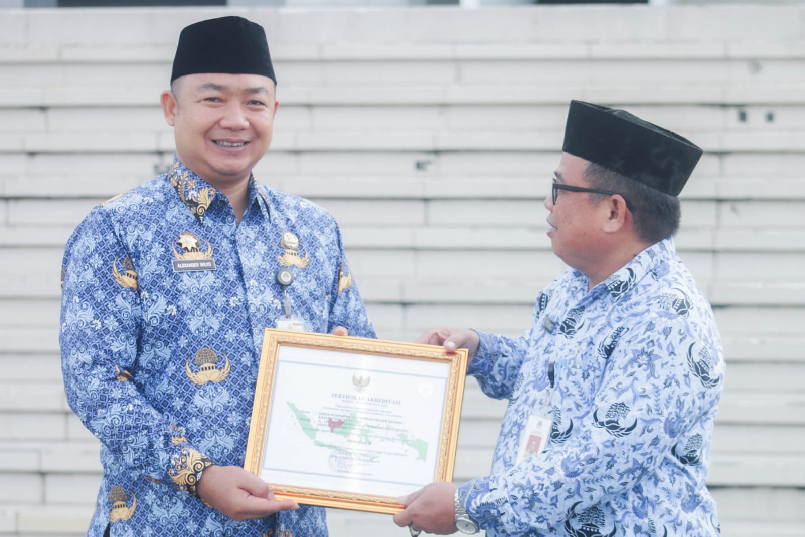 KabarKetapang - Sekda Ketapang Alexander Wilyo, S.STP.,M.Si menyerahkan secara simbolis 6 unit Mobil Ambulance dan Sertifikat Akreditasi Hasil Penilaian Kebersihan di Lingkup Pemerintah Daerah Kabupaten Ketapang.