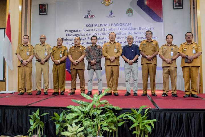 KabarKetapang - Sekda Ketapang Alexander Wilyo, S.STP., M.Si., membuka Kegiatan Sosialiasi Program Tingkat Kabupaten terkait Penguatan Konservasi Sumber Daya Alam Berbasis Masyarakat dan Praktik Komoditas Berkelanjutan. Pada Selasa (24/01/2023)