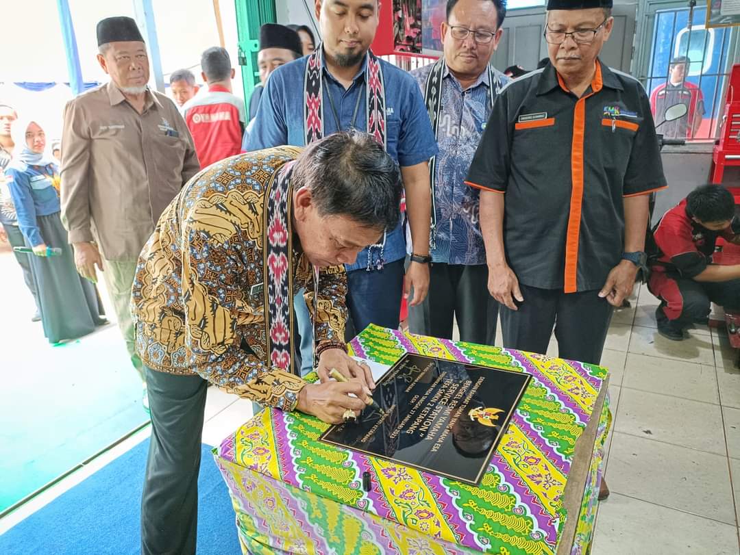KabarKetapang - Wakil Bupati Ketapang H. Farhan, SE., M.Si secara langsung meresmikan Bengkel 2S (Service Sparepart) TEFA SMK N 2 Ketapang. Jum'at (27/01/2023).