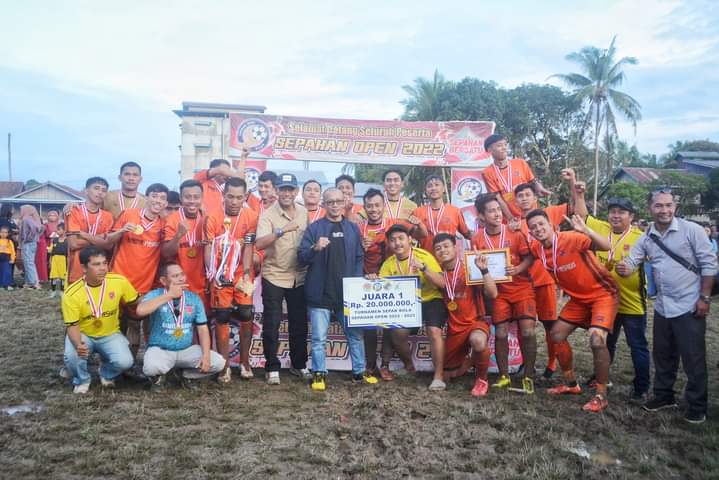 KabarKetapang - Wakil Bupati Ketapang H. Farhan, SE., M.Si hadiri Penutupan turnamen sepak bola Sepahan Open 2022-2023, pada Minggu (29/01/2023) bertempat dilapangan sepak bola Desa Sepahan Kecamatan Nanga Tayap Ketapang.